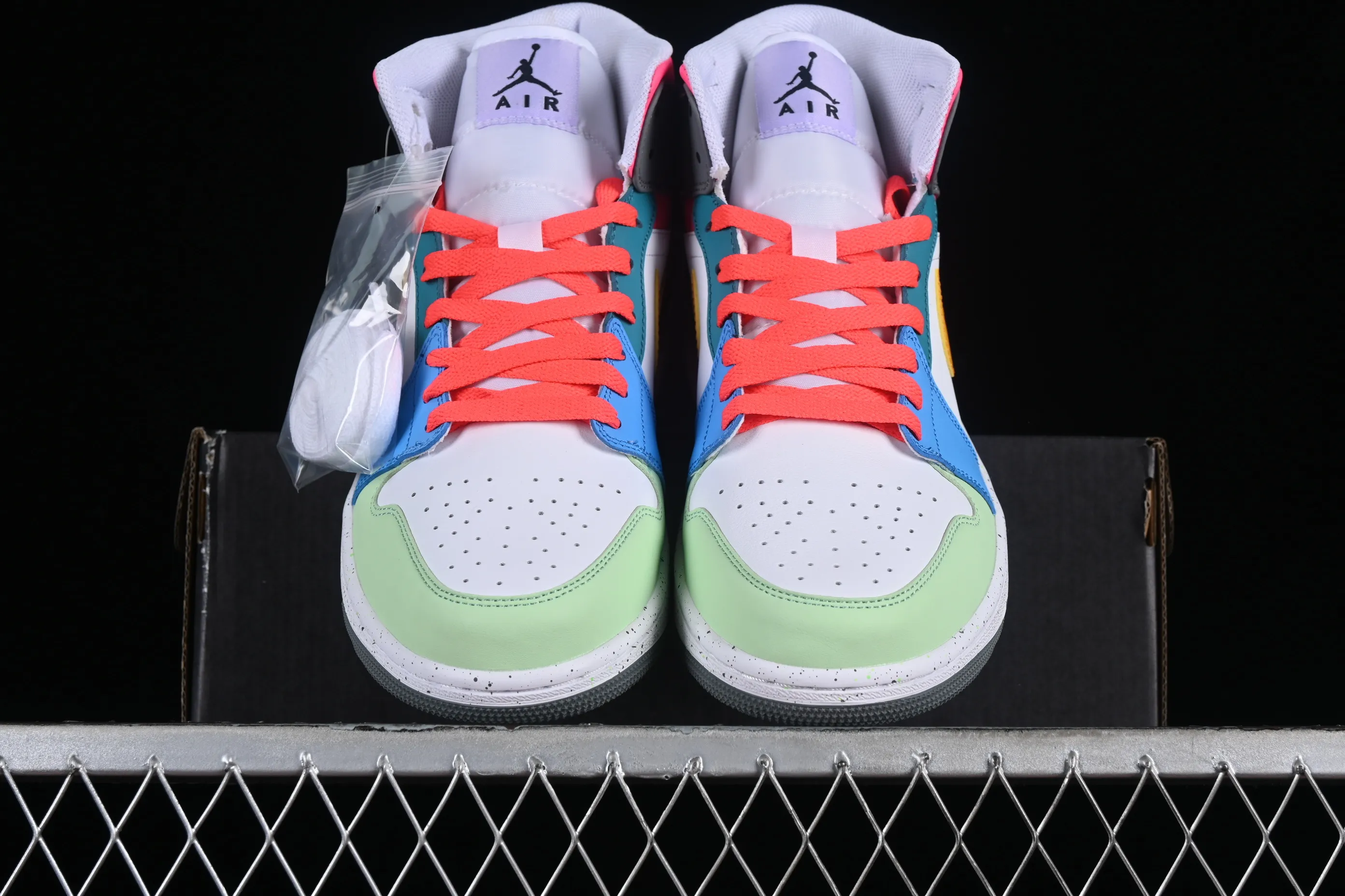 All Categories Air Jordan Jordan Series Basketball Shoes Air Jordan 1 Mid Air Jordan 1 Mid AJ1 Joe 1 Color Candy Chinese Cultural Leisure Sneakers FN1190-100
